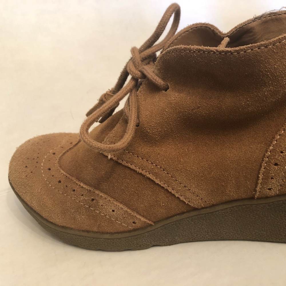Lands End Women’s tan suede wedge boots, size 8 1/2B good condition